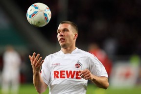 开云kaiyun-掘金主力中锋全场抢下十七个篮板主导禁区，掘金主力球员